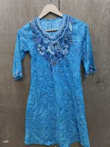 ชุดเดรสลำลองสีน้ำเงินสำหรับเด็ก ปักลูกปัดด้วยมือ ทรงเอไลน์ แบบจาลาบียะห์ สไตล์เรียบร้อย ลาย 3 มิติ เอวทรงเอ็มไพร์ พร้อมโลโก้ด้านหน้า สำหรับวัยรุ่น - Product Image 6