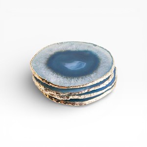 Ensemble de dessous-de-verre en agate naturelle bleu profond avec centre en cristal, surface polie et bords dorés finis à la main - Product Image 1
