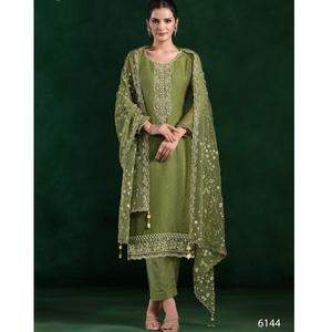 Ensemble élégant de créateur Salwar Kameez pour femmes avec broderie lourde et Dupatta pour la fête et le mariage - Product Image 1