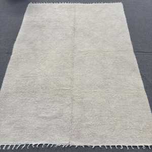 Tapis turc vintage 5,1x7,2 pieds, tapis en laine gris et blanc à bordures - Product Image 1