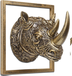 Un buste de rhinocéros encadré, exquis, avec des gravures florales complexes et de l'or antique. Disponible à prix de gros. - Product Image 1