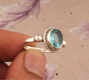 Anillo ovalado de Topacio azul natural en plata de ley 925 hecho a mano anillo de promesa de piedra natal de Diciembre joyería de estilo bohemio - Product Image 1