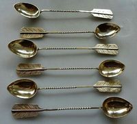 Ensemble de couverts en métal inoxydable finition argent au design royal élégant pour les tables de dîner de luxe et les occasions festives
