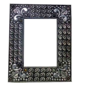 Marco de fotos de diseño tradicional con acabado plateado y borde de aspecto elegante para presentar logros. - Product Image 4