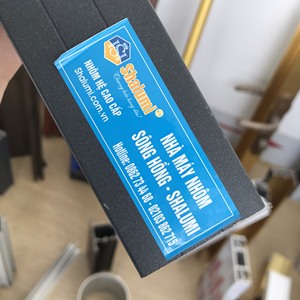 Profilé en aluminium gris avec pierre enduite de poudre, utilisé pour les portes fabriquées au groupe d'aluminium shalui Vietnam - Product Image 3