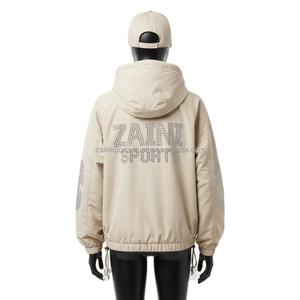 Chaqueta Cortavientos de Poliéster de 140 GSM para Mujer, Diseño de Manga Raglán Beige con Logotipo Personalizado con Pedrería, Chaqueta Decorada para Mujer - Product Image 2