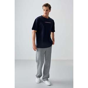 เสื้อยืดพิมพ์ลายโอเวอร์ไซส์เนื้อผ้าฝ้าย 100% สีกรมท่าสำหรับผู้ชาย Air Jones - เสื้อยืดสไตล์ลำลองแนวสตรีท - Product Image 4