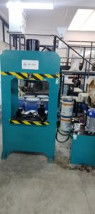 Prensa Hidráulica Industrial de Doble Columna y Bastidor Fijo de 100 Toneladas con Motor y Bomba para Chapa Metálica y Moldeo - Product Image 4