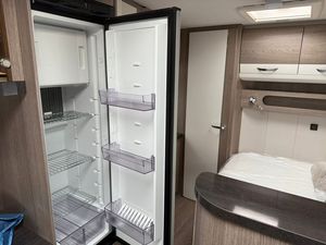 Remolque de Viaje Estándar Europeo Directo de Fábrica con Características Modernas y Elegantes y Entrega Rápida Compre Caravanas y Campers Limpios en EE. UU. - Product Image 2