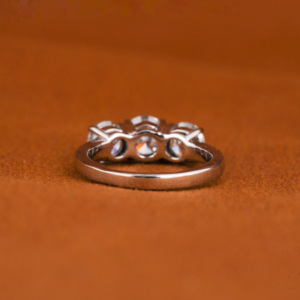Anillo de compromiso de diamante cultivado en laboratorio de corte redondo de tres piedras personalizado, regalo de aniversario lujoso de platino - Product Image 5