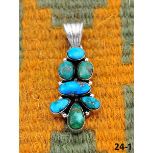 Pendentifs et breloques artisanaux en moissanite Emerald Valley du sud-ouest, avec design en argent sterling et motif eau blanche - Product Image 1