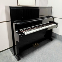 Piano vertical Kawai US50 en stock, envío rápido. Piano vertical resistente para uso a largo plazo, para escenario y estudio, de segunda mano.