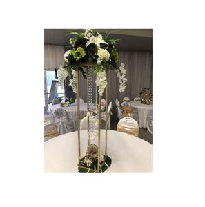 Elegante centro de mesa de boda hecho a mano con detalles florales de metal de primera calidad para un exquisito ambiente de recepción de boda - Product Image 1