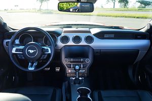 Ford Mustang Shelby GT Cabriolet d'occasion de 2016, 34 800 miles, 1 propriétaire en Californie, Coyote V8, Orange Compétition - Product Image 4