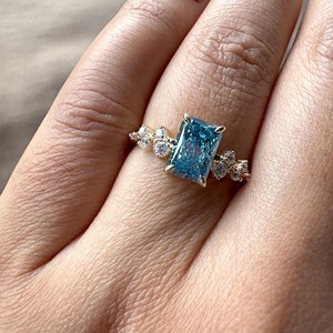 Anillo de Compromiso con Diamante Cultivado en Laboratorio de Corte Radiante de 1.50 Ct, Color Azul Fantasía, en Oro de 14k, Anillo de Boda con Diamante Redondo para Mujer, Regalos - Product Image 2