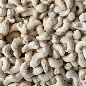 Vente flash Noix de cajou brutes de qualité SANTIGO W320 Origine Vietnam 22,68 kg/sac Prix raisonnable - Product Image 1