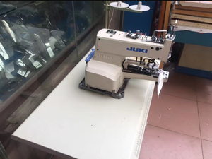 Máquina de Coser Botones Ju-ki 1377 Usada con Mango de Plástico y Garantía de 3 Años para Coser Botones en Trajes y Camisas - Product Image 2
