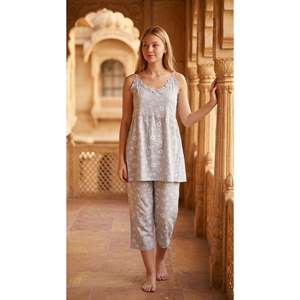 Ensemble capri en rayonne douce de qualité supérieure pour femme - Haut à manches mi-longues et pantalon capri imprimé cerise 3XL - Product Image 1