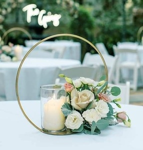 Pièce maîtresse de mariage en fer décoratif fait à la main attrayant pour le style de décoration de table de banquet de réception rustique et classique - Product Image 1