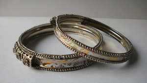 Handcrafted Luxury Silver Tone Copper Bangle <b>Bracelet</b> With Elegant White And <b>Gold</b> Tribal Pattern Inlay Ornate <b>Beaded</b> Edge - Product Image 2