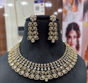 Ensemble de collier et de boucles d'oreilles de luxe de qualité supérieure plaqué or avec des perles Kundan pour collection de vêtements de mariage pour femmes - Product Image 1