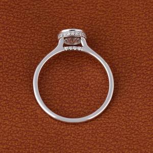 แหวนหมั้นเงินแท้ 925 แบบสั่งทำพิเศษ ประดับเพชรโมอิสซาไนต์ทรงกลม รับรองโดย GIA ตัวเรือนแบบ Bezel Setting สไตล์ฮิปฮอป เหมาะสำหรับเป็นของขวัญ - Product Image 2