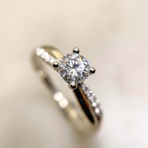 Bague de fiançailles minimaliste en diamant taillé rond de 6mm | Serti de griffes de bande de pavé torsadé | Argent 925 ou plaqué or 18 carats - Product Image 2