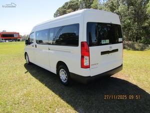 Mini-bus d'occasion Toyota Hiace 2023 à vendre – Moteur Turbo Diesel, Transmission Manuelle, Volant à Gauche, Sièges en Cuir, Intérieur Sombre, Jantes R17 - Product Image 3