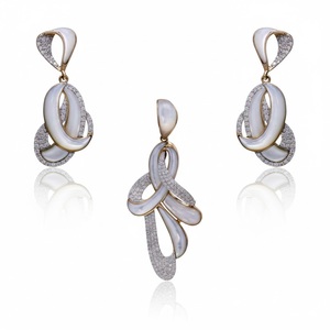 Ensemble de pendentifs en fleurs de perle, artisanat haut de gamme, bijoux fins avec perle naturelle, parfait pour offrir en cadeau et pour les événements spéciaux - Product Image 1