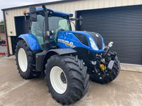 Neuer New Holland T7.210 Traktor mit Lader und landwirtschaftlichen Geräten