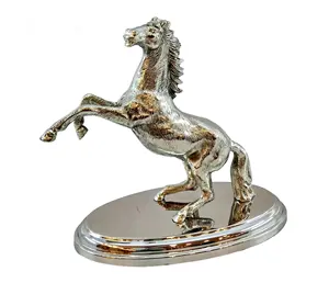 Statuetta di scultura di statua di cavallo in metallo argento