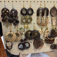 Boucles d'oreilles en bois tendance de la marque Coco Eco, accessoire tendance pour les amateurs de bijoux / Boucles d'oreilles en coquille de noix de coco faites à la main