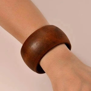 Brazalete de Madera Hecho a Mano Único, Tono Natural, Superficie Lisa y Pulida, Joyería Ligera y Ecológica, Moda Moderna, Ángel de Boda - Product Image 1