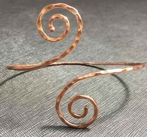 Pulsera magnética con cuentas de perlas de mariposa bonita de diseño elegante para ocasión de boda de mujer hecha a mano - Product Image 3