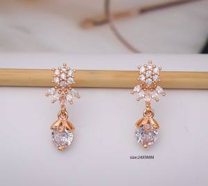 Pendientes Elegantes de Acero Inoxidable con Diseño Floral, Clásicos con Baño de Oro y Circonitas, Estilo Moderno - Product Image 1