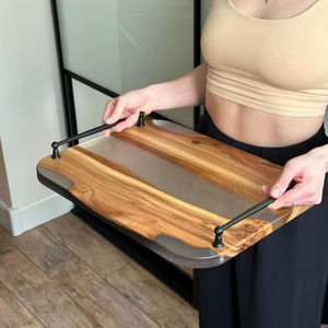 Plateau de service en bois en résine époxy transparente de luxe Poignées en métal noir Plateau à charcuterie artisanal Décoration de cuisine Plat à nourriture Buffet - Product Image 1