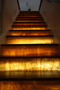 Escaliers en onyx rétroéclairés de style unique, escaliers en onyx à bon prix pour la décoration intérieure, bande de roulement d'escalier en marbre onyx - Product Image 4