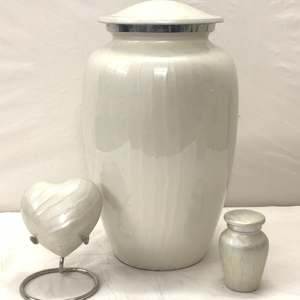 Urne funéraire personnalisable en aluminium blanc nacré de style européen, écologique, avec sac en velours - Product Image 1