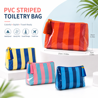 Sac cosmétique en PVC résistant à l'eau avec design rayé et décoration en pompon, fermeture éclair, organiseur de maquillage et de toilette portable pour les voyages