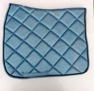 Ensemble de tapis de selle pour cheval en soie matelassée classique de qualité supérieure |   Équipement d'équitation professionnel pour le saut d'obstacles, fabrication directe - Product Image 4