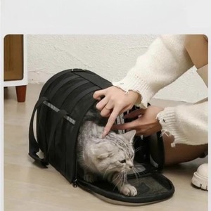 กระเป๋าใส่สัตว์เลี้ยงสำหรับสุนัข น้ำหนักเบา ทรงสี่เหลี่ยม ระบายอากาศได้ดี ผลิตจากโพลีเอสเตอร์ แข็งแรง ทนทาน พร้อมกระดุมแป๊ก ดีไซน์เรียบง่าย ใช้ถือหรือสะพายข้างได้ เหมาะสำหรับเดินทางโดยรถยนต์ - Product Image 2