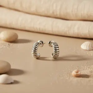 Pendientes de Aro Plateados de Moda para Mujer con Diseño Trenzado y Detalles de Diamantes, Joyería de Aleación con Forma de Corazón para Uso Diario - Product Image 1