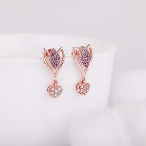 Delicados Pendientes de Oro Rosa con Diseño de Crocus en Flor, Creados con un Tema Floral Romántico para Mujeres Modernas - Product Image 2