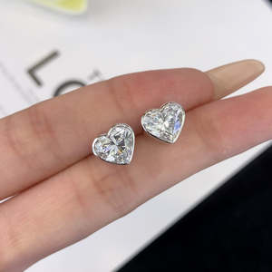 Boucles d'oreilles en diamant cultivé en laboratoire, forme cœur, 3.00 carats, couleur D-E-F, clarté VVS-VS - Product Image 1