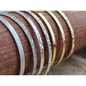 Bracelets tendance plaqués or et argent texturés martelés, vente en gros pour la revente - Product Image 3