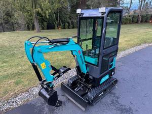 ENVÍO GRATUITO Miniexcavadora AGT QH13R de 13.5 HP con cuchilla de rellenado de 39 pulgadas y cucharón de 15 pulgadas, completamente cerrada, ventilador, EPA, CE, conexión auxiliar y plomería. - Product Image 2