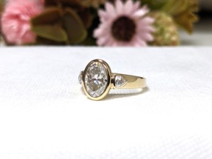 Anillo de compromiso y boda de lujo para mujer, de oro amarillo macizo de 14K, con moissanita de corte ovalado de 2.20 ct y engaste de bisel, ideal para fiesta. - Product Image 5