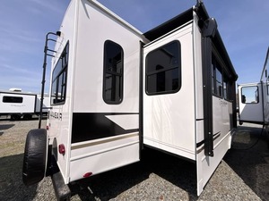 Nouvelle caravane Keystone C-o-u-g-a-r 33RLI 2026 à vendre pour le camping et les voyages - Product Image 4