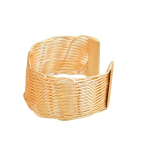 Pendientes Refinados con Piedras Preciosas, Recubrimiento Brillante en Oro y Joyería de Calidad Artesanal - Product Image 2