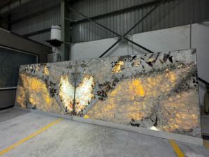 Losa de mármol translúcido con forma de piedra grande de opulencia moderna con acabado superficial pulido para aplicaciones hoteleras - Product Image 4